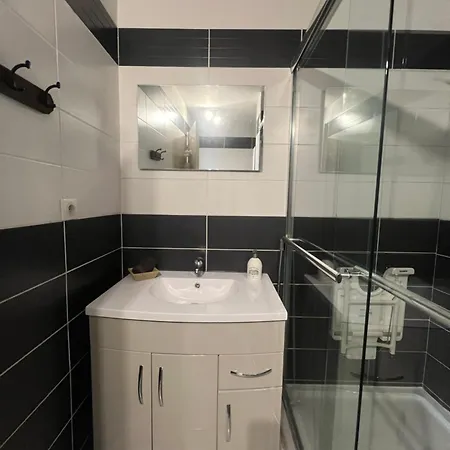 1 Dble , 1 Canape Lit 4 Pers Max Terrasse Piscine A Deux Pas Des Plages Et Du Centre-ville Cannes